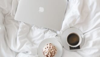 HOW TO CULTIVATE A POSTIVIE MINDSET - STYLED BY FRANCE